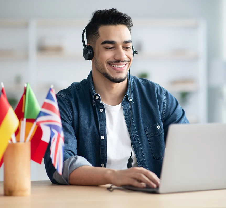 customer support helping customers in translation with different languages